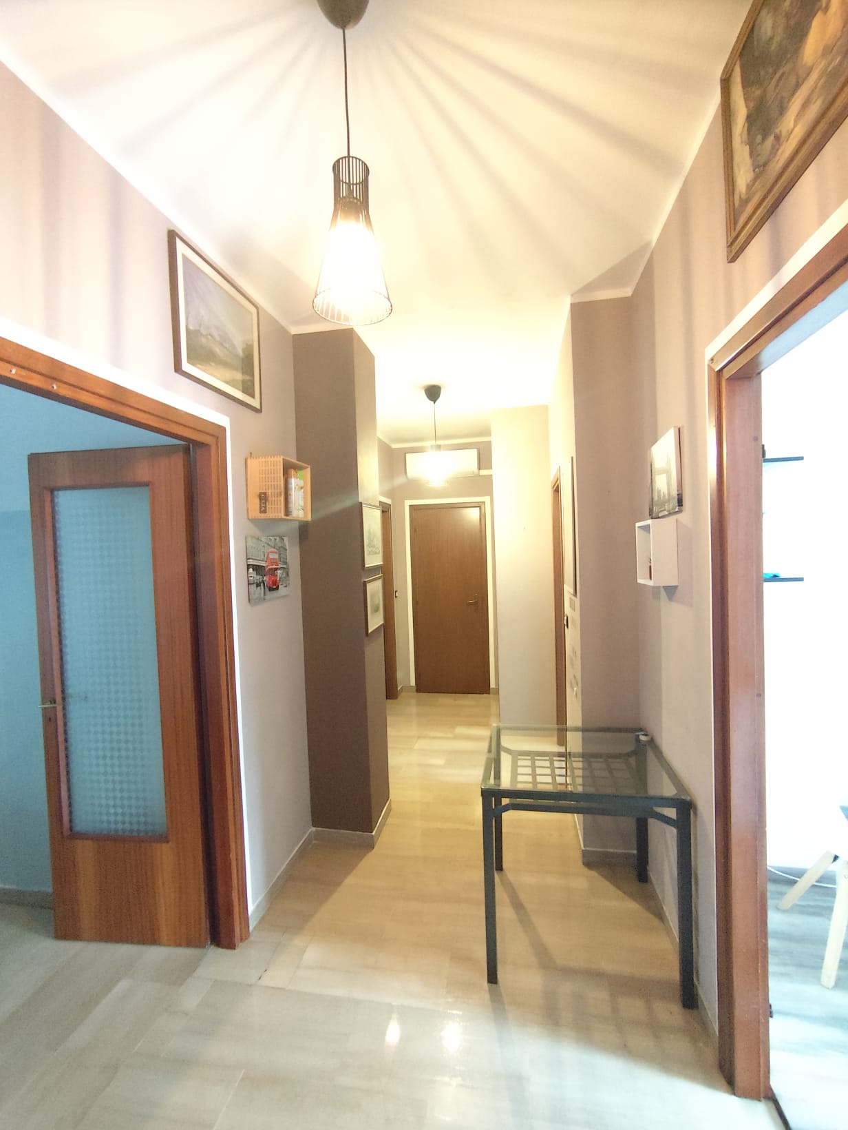 Ingresso luminoso ed elegante dell'appartamento classico con parquet originale - Biella San Paolo