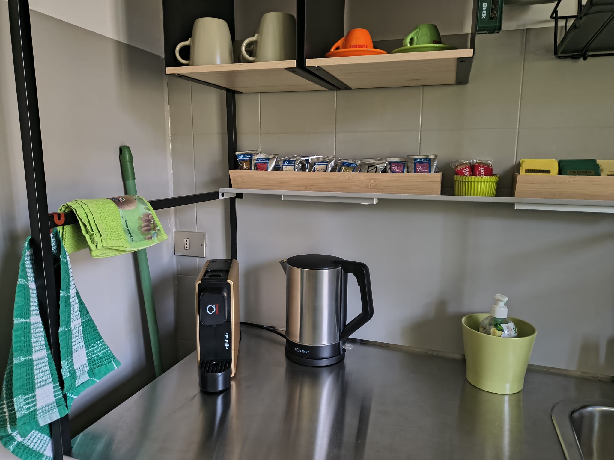 Spaziosa cucina moderna della Guest House Porta del Ricetto vicina alla natura del Biellese