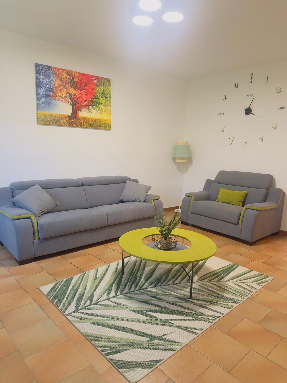 Salotto e zona giorno dal design moderno con luce naturale - Guest House Porta del Ricetto Candelo